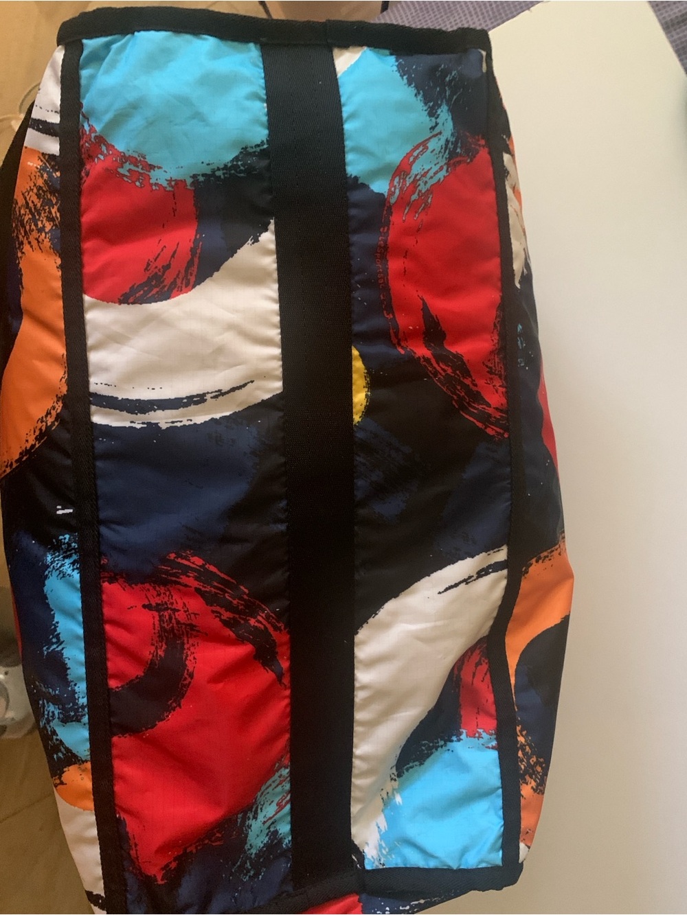 EUC LeSportsac Duffel Bag, brushstroke design, shoulder strap - Picture 4 of 4